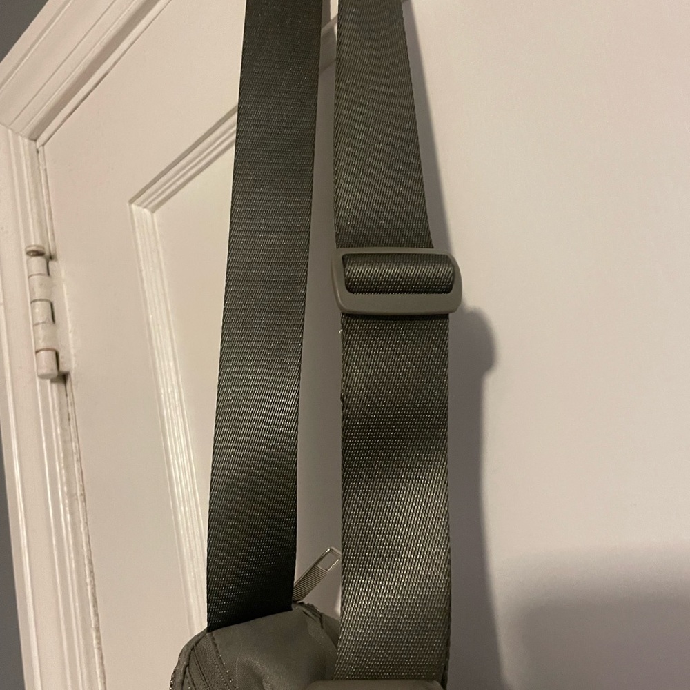 NWOT Lululemon Athletica Camo Belt Bag - Picture 4 of 8